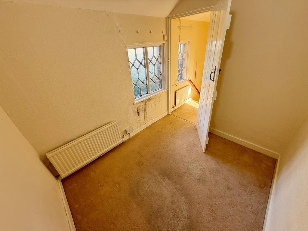 Lot: 60 - THREE-BEDROOM HOUSE FOR IMPROVEMENT - Bedroom three